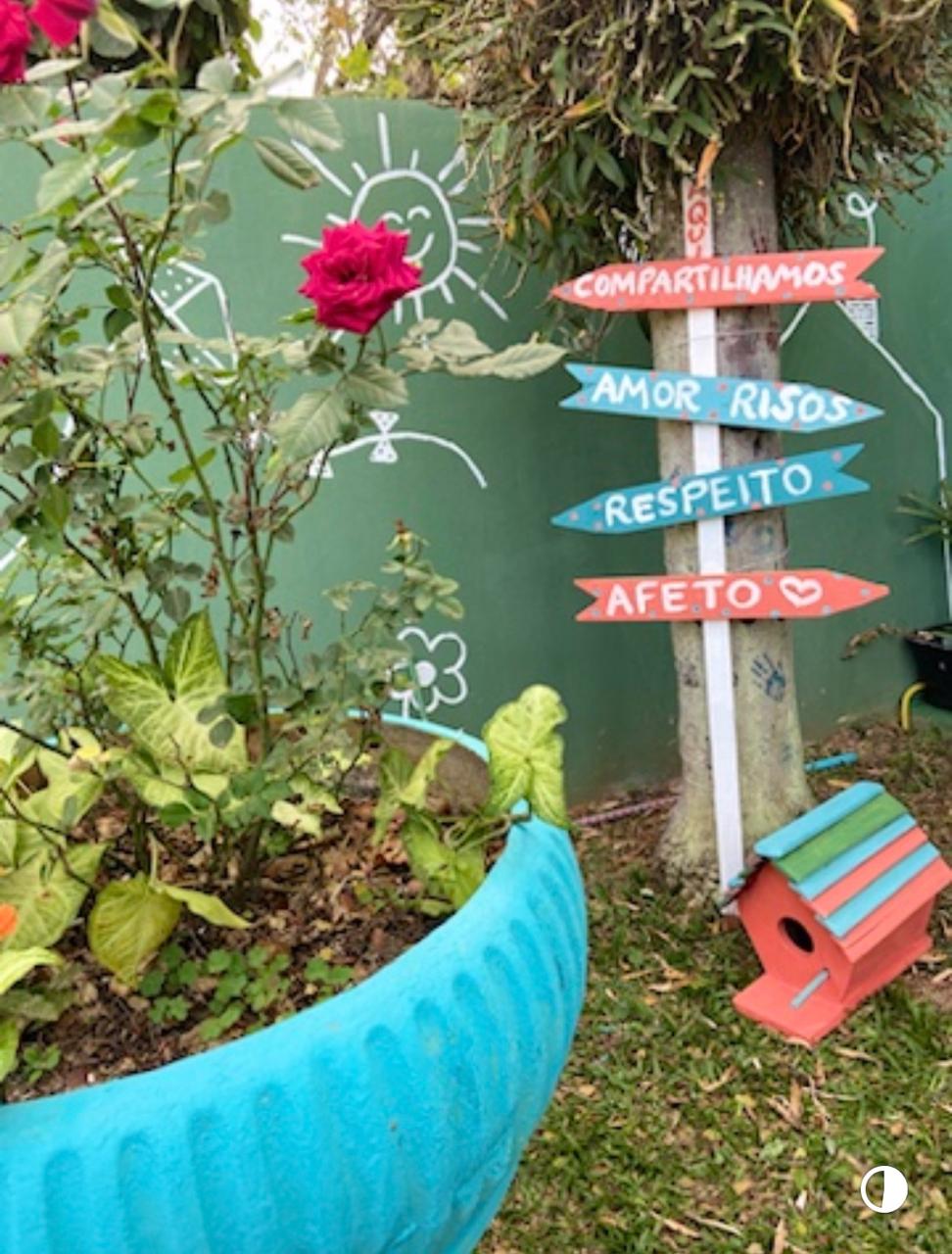 Jardim com placas coloridas sobre amor, risos, respeito e afeto